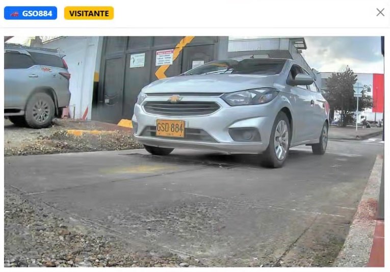 Captura LPR de un carro en acceso: placa leída y clasificación visitante
