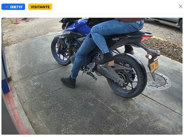 Captura LPR de una moto en acceso: placa trasera leída y clasificación visitante