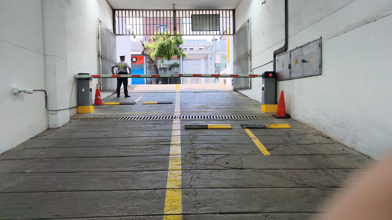 Talanqueras vehiculares instaladas en parqueadero